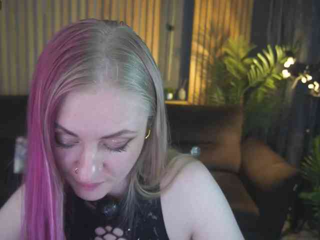 DramaQuenns webcam