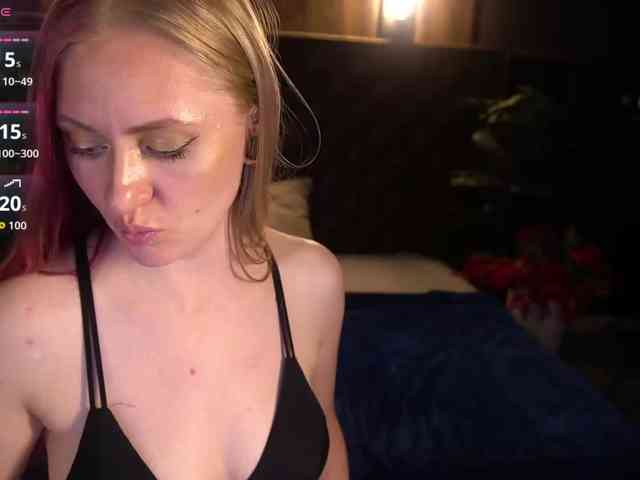 DramaQuenns webcam