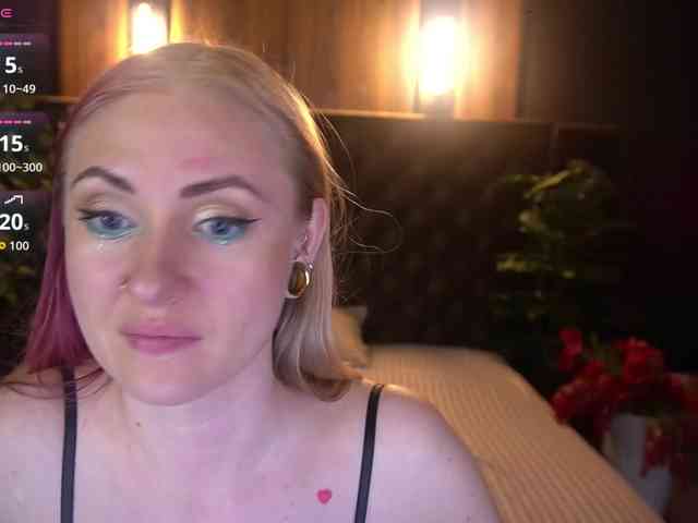DramaQuenns webcam