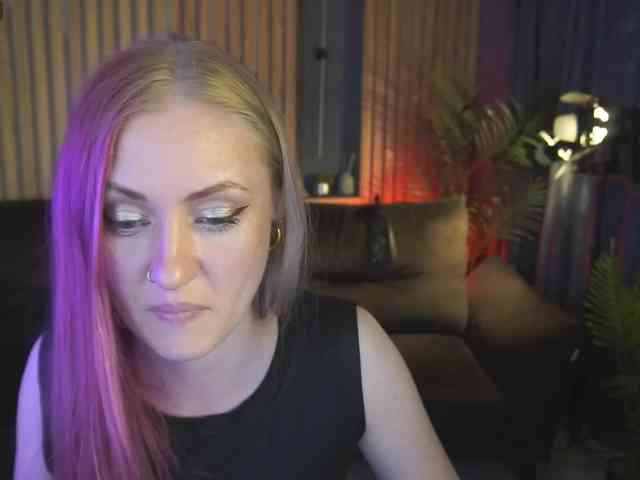 DramaQuenns webcam