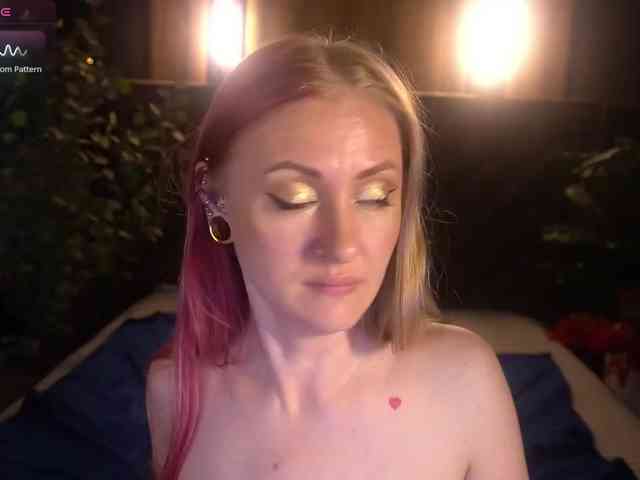 DramaQuenns webcam