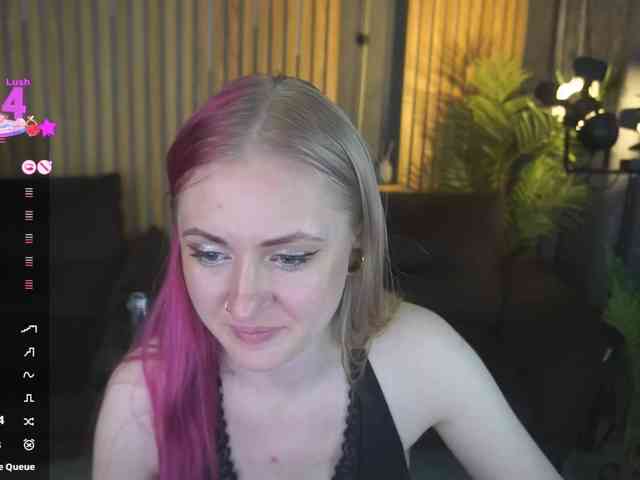 DramaQuenns webcam
