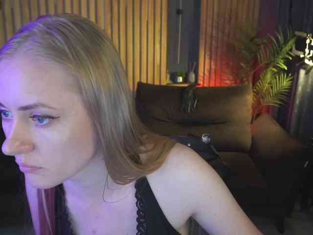 DramaQuenns webcam