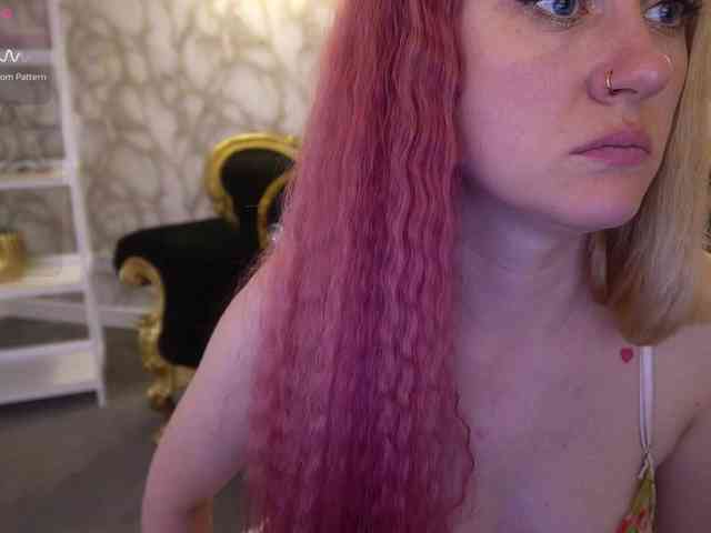 DramaQuenns webcam