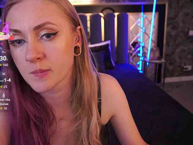DramaQuenns webcam