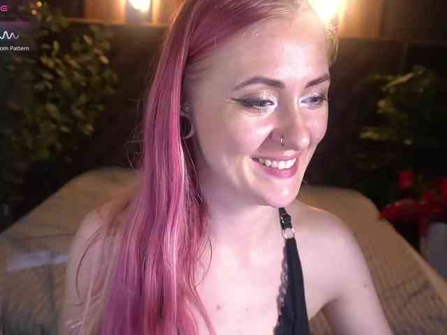 DramaQuenns webcam