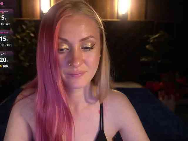 DramaQuenns webcam