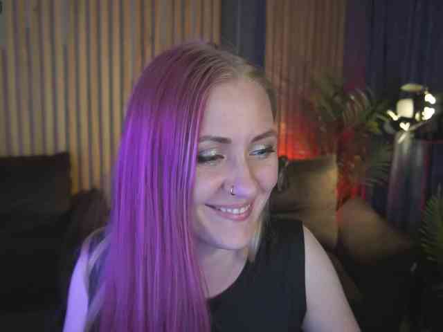 DramaQuenns webcam