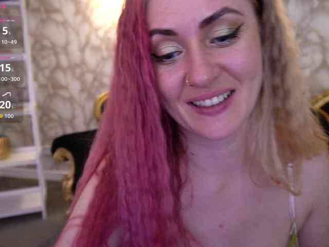 DramaQuenns webcam