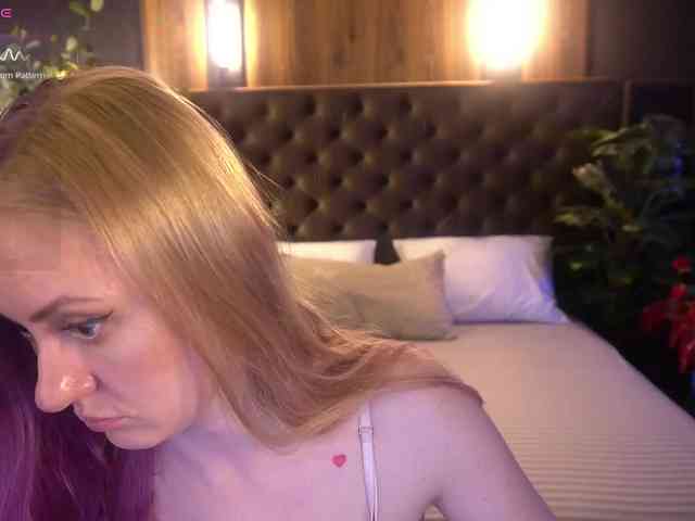 DramaQuenns webcam