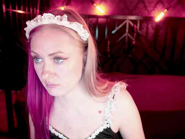 DramaQuenns webcam