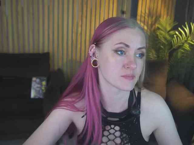 DramaQuenns webcam