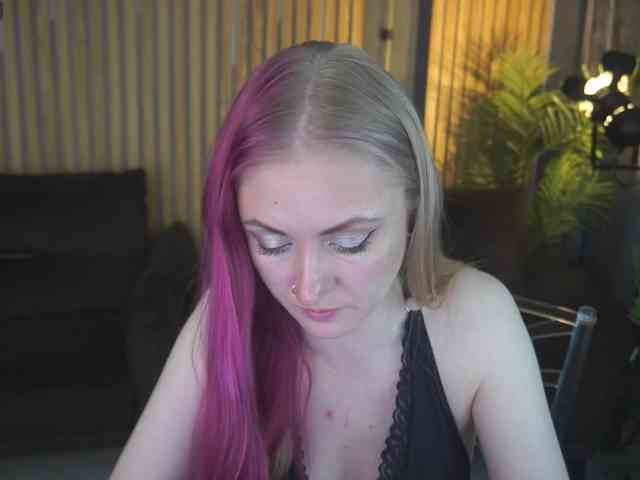 DramaQuenns webcam