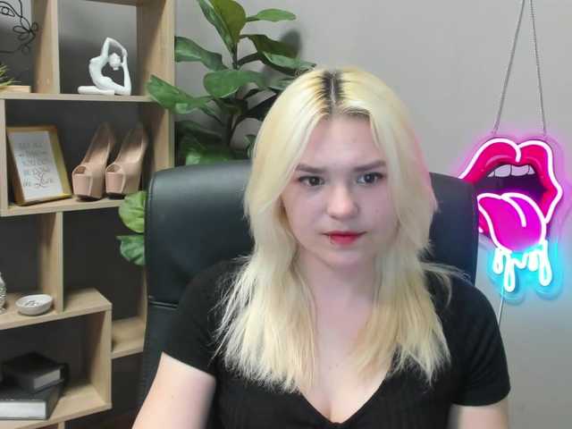 SweetLilyxo's BongaCams show and profile