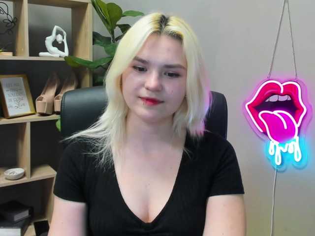 SweetLilyxo's BongaCams show and profile
