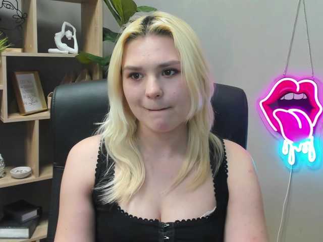 SweetLilyxo's BongaCams show and profile