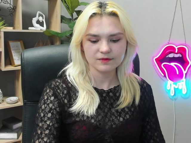 SweetLilyxo Live Cam and Statistics on UnifiedCams