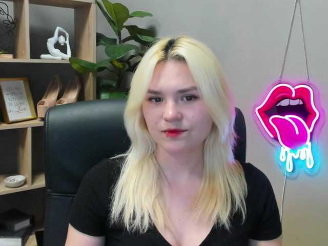 SweetLilyxo's BongaCams show and profile