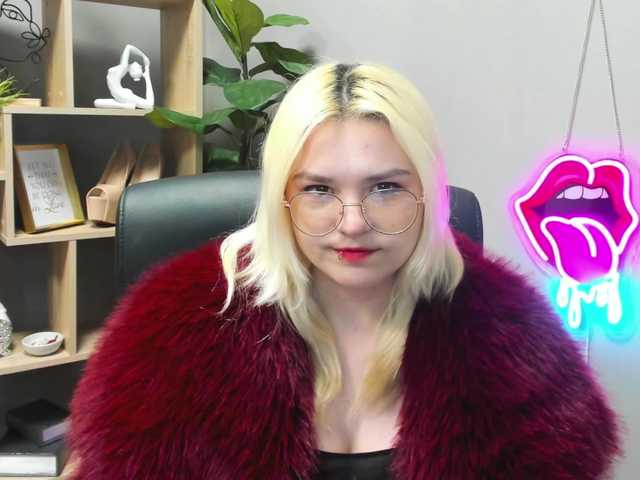 SweetLilyxo's BongaCams show and profile