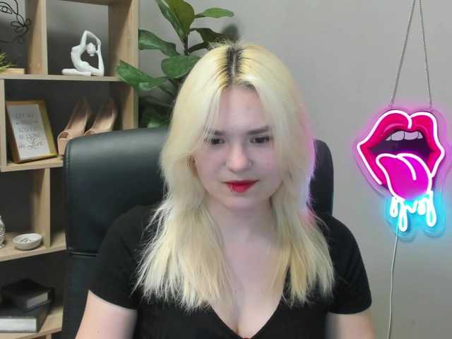 SweetLilyxo's BongaCams show and profile