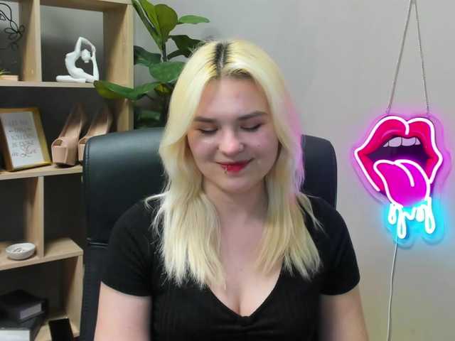 SweetLilyxo's BongaCams show and profile