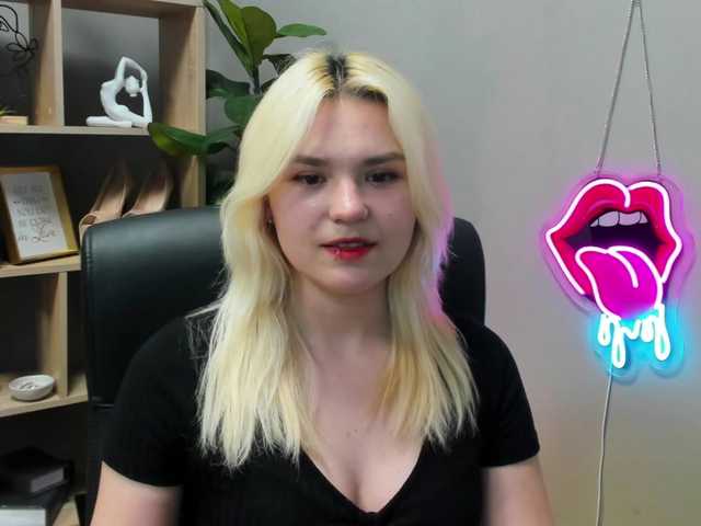 SweetLilyxo's BongaCams show and profile