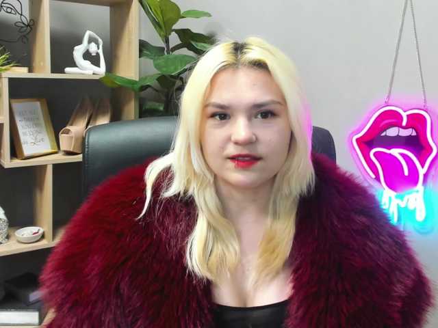 SweetLilyxo's BongaCams show and profile