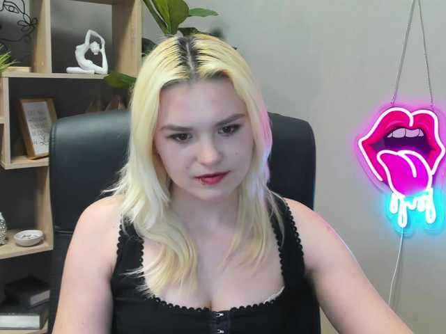 SweetLilyxo's BongaCams show and profile