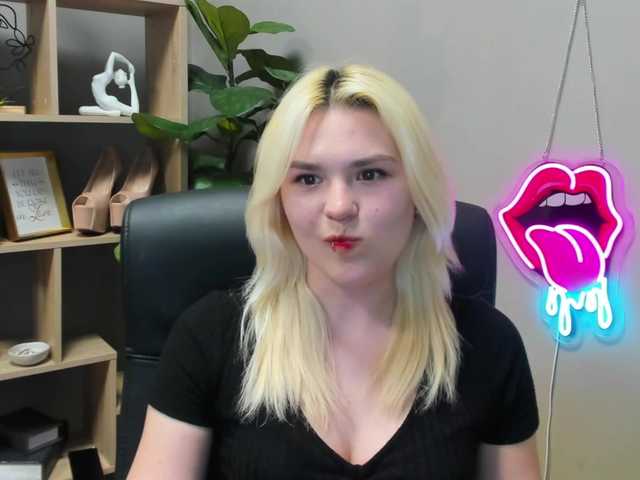 SweetLilyxo's BongaCams show and profile