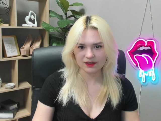 SweetLilyxo's BongaCams show and profile