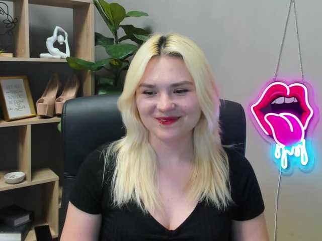 SweetLilyxo's BongaCams show and profile
