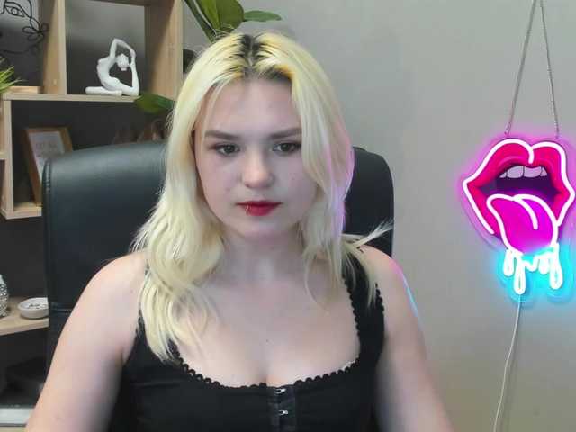 SweetLilyxo's BongaCams show and profile