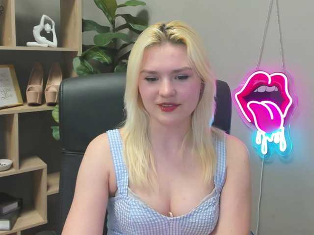 SweetLilyxo's BongaCams show and profile