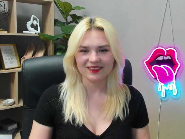 SweetLilyxo's BongaCams show and profile