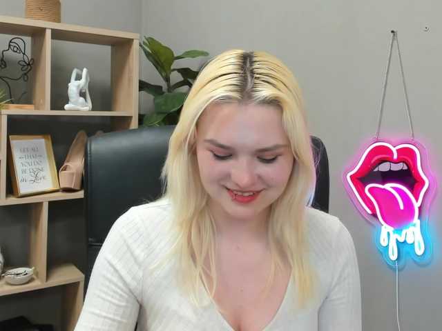 SweetLilyxo Live Cam and Statistics on UnifiedCams