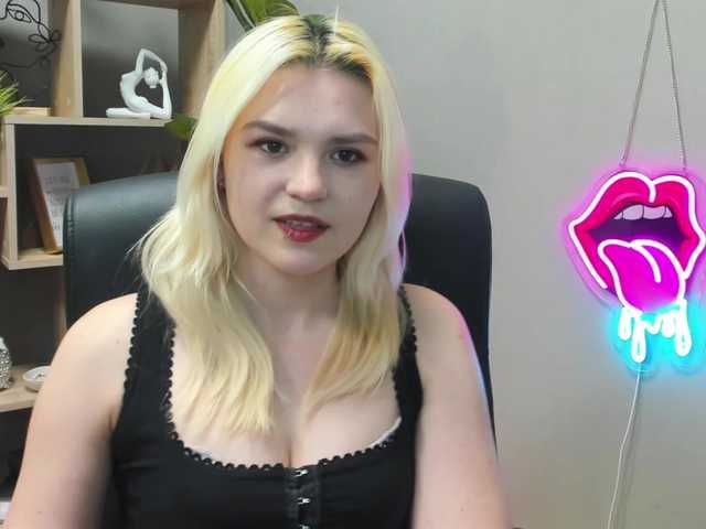 SweetLilyxo's BongaCams show and profile
