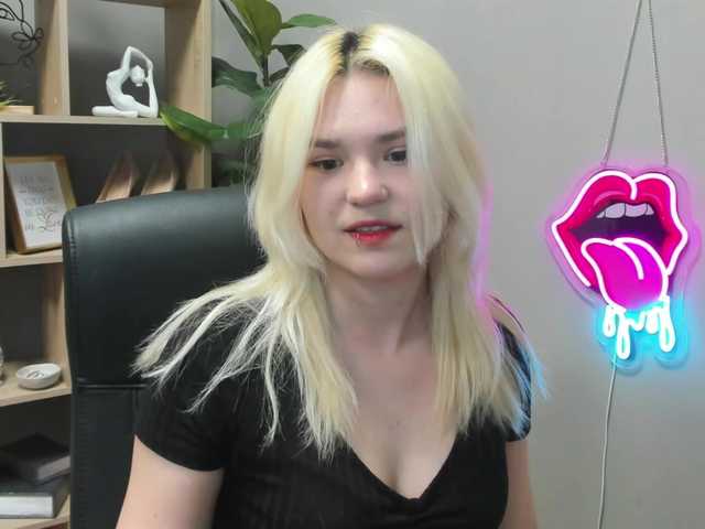 SweetLilyxo's BongaCams show and profile