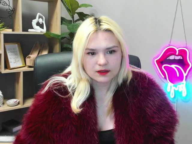 SweetLilyxo's BongaCams show and profile