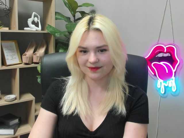 SweetLilyxo's BongaCams show and profile