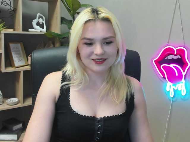 SweetLilyxo's BongaCams show and profile