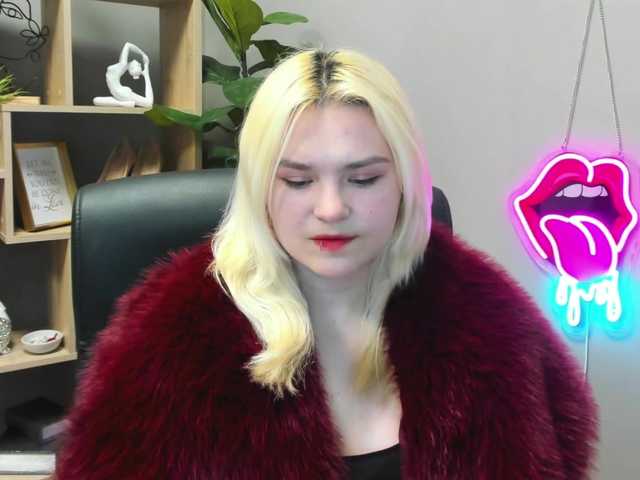 SweetLilyxo's BongaCams show and profile