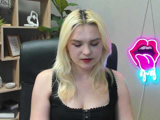 SweetLilyxo's BongaCams show and profile