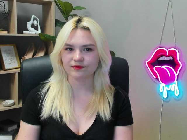 SweetLilyxo's BongaCams show and profile