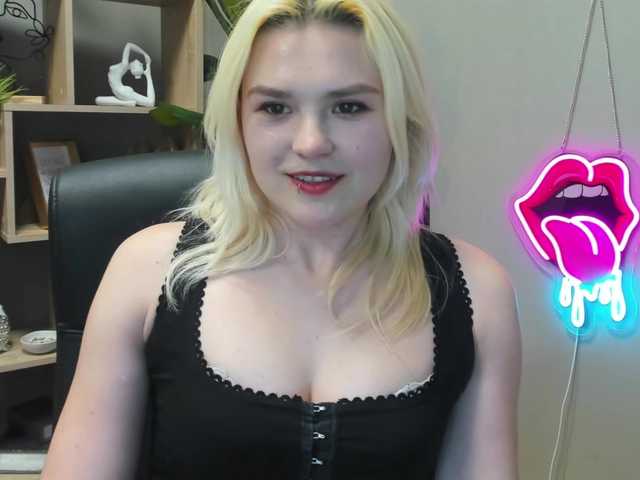 SweetLilyxo's BongaCams show and profile