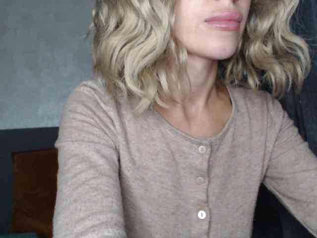 NoraSweet webcam