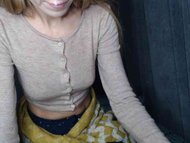 NoraSweet webcam