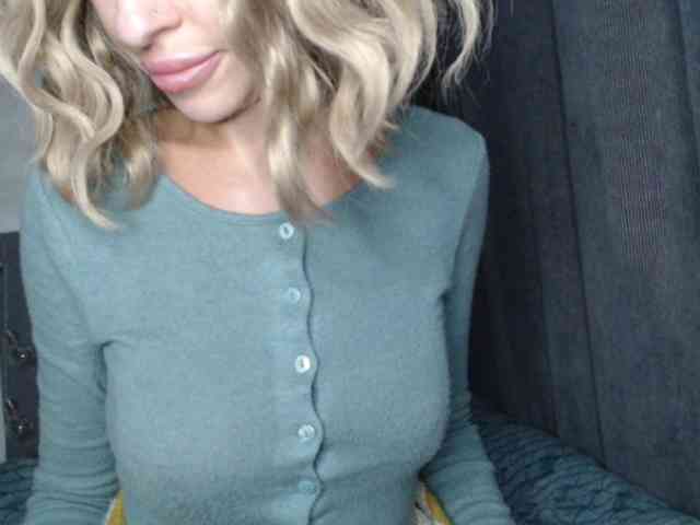 NoraSweet webcam