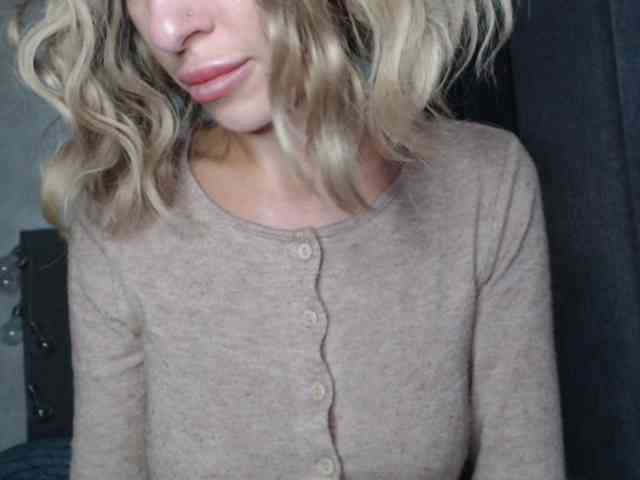 NoraSweet webcam