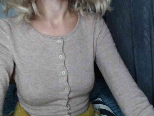 NoraSweet webcam