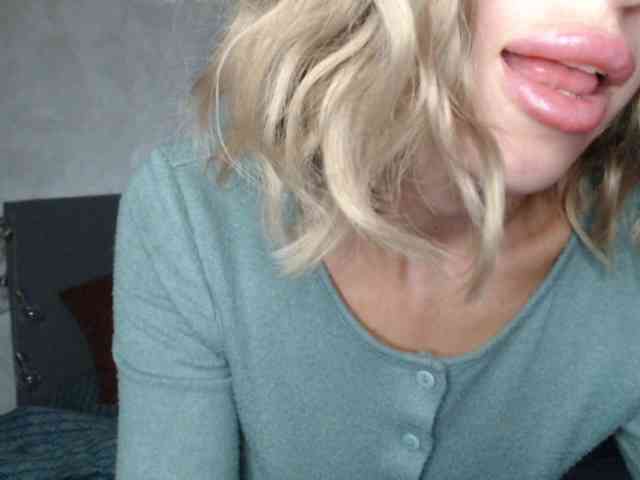 NoraSweet webcam